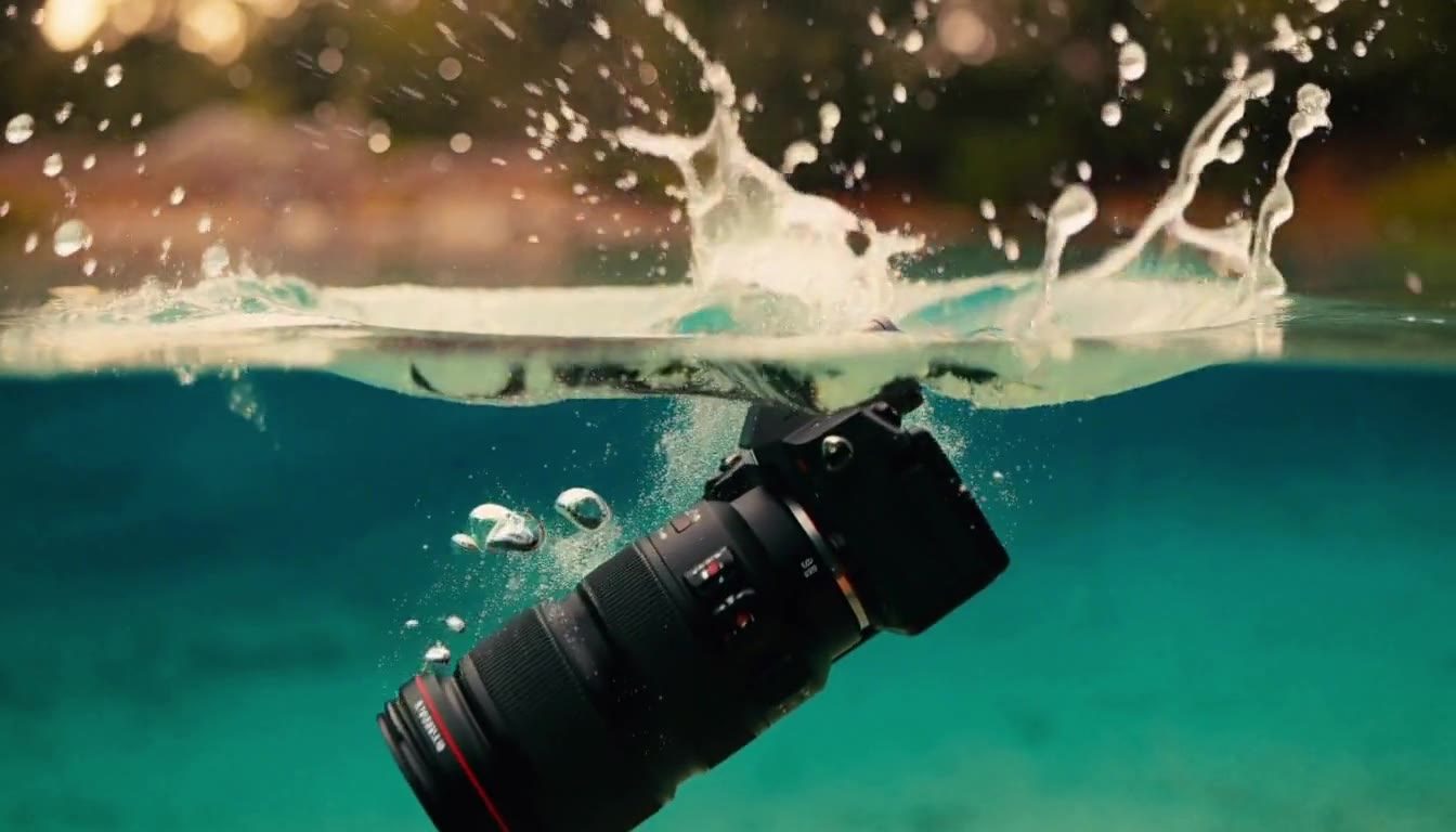 Kamera fällt ins Wasser, Spritzer und Blasen